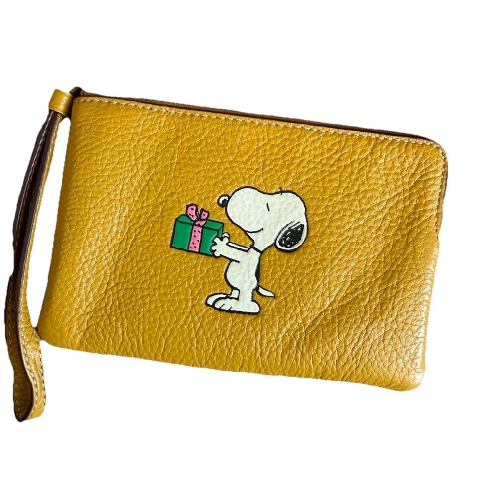Coach x Peanuts Snoopy leather wristlet wallet #Peanuts #Snoopy